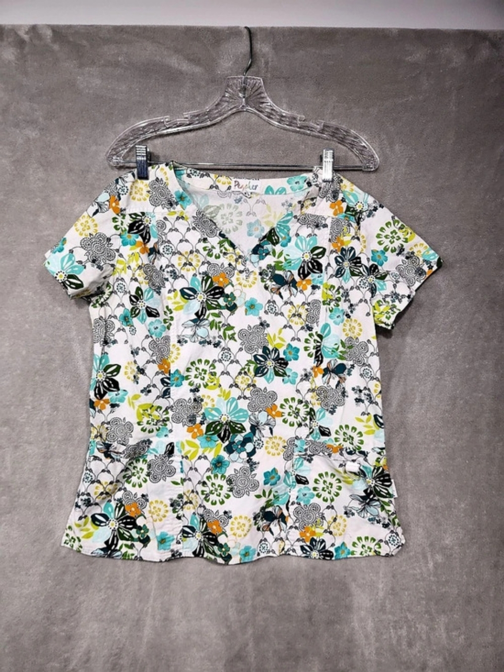 Peaches Floral Short Sleeve Scrubs in White & Green Like New